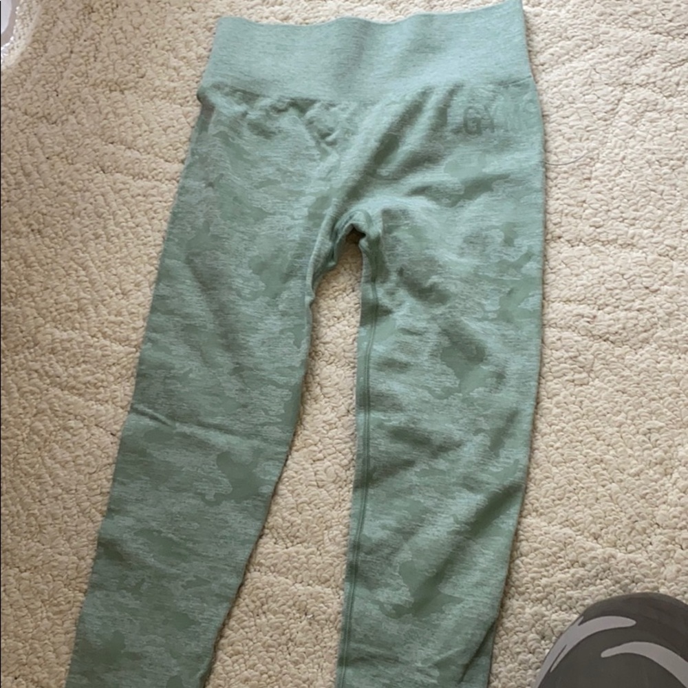 Gym shark leggings